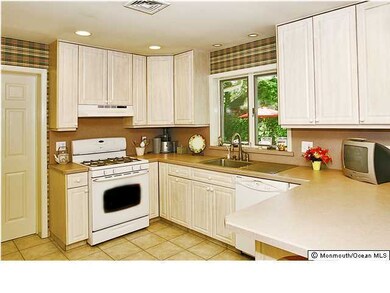 194 Pinecrest Rd, Oakhurst, NJ 07755 - photo 5