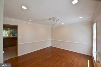 12010 Lake Newport Rd, Reston, VA 20194 - photo 7