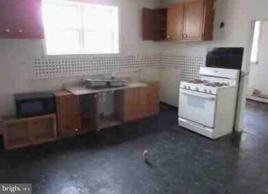 252 E Penn St, Norristown, PA 19401 - photo 3