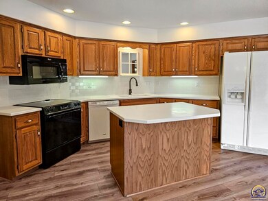 3909 SW Stonybrook Dr, Topeka, KS 66610 - photo 6