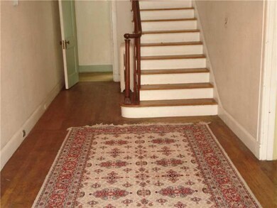 Entry/Foyer.