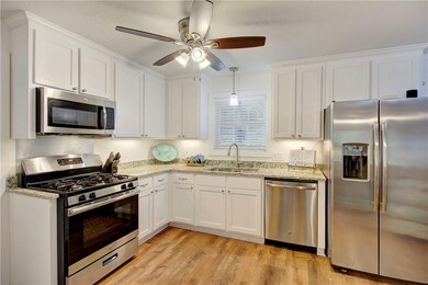Who doesn't love gas cooking? Stainless appliances