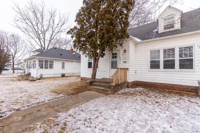 1009 W 20th St, Cedar Falls, IA 50613 - photo 4