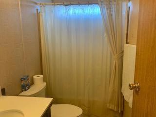 Guest Bath tub/shower