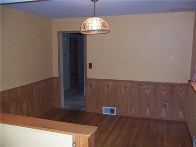 Kitchen. Eating area next to kitchen