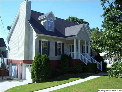 Well maintained yard with addtional parking space