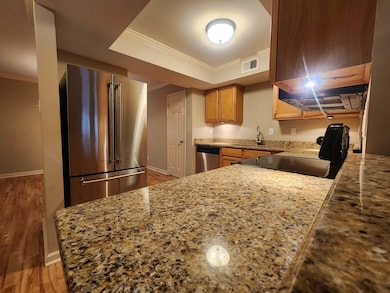 Kitchen with visible vents, baseboards, ornamental