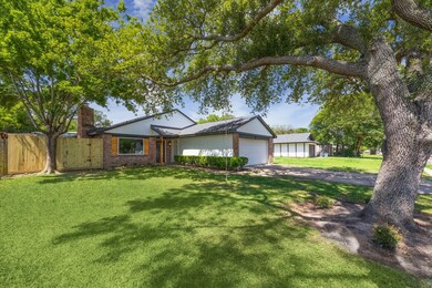 16810 Hibiscus Ln, Friendswood, TX 77546 - photo 2