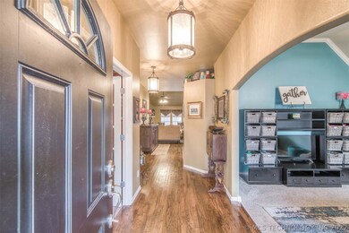 Welcome home! Beautiful hardwoods, newer carpet, n