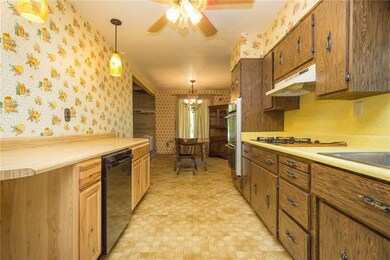 Another view of the kitchen .....