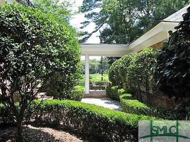 Charming courtyard between breakfast area/garden r