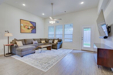 5128 Aedan Oak St, Houston, TX 77018 - photo 6