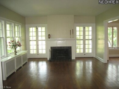 21x15 Light and Bright Living Room with Hardwood F