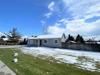 1910 8th St NE, East Wenatchee, WA 98802 - photo 2
