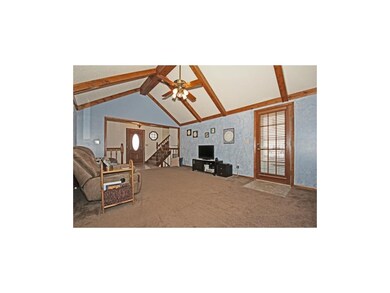 Large family room with vaulted ceiling, built-ins 