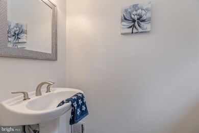 9118 Santayana Dr, Fairfax, VA 22031 - photo 7