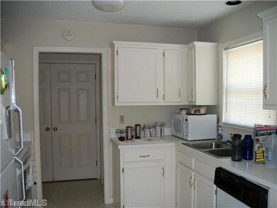 4007 Peregrine Ct, High Point, NC 27265 - photo 3