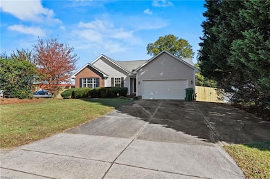 1025 Somerset Crossing Ln, Kernersville, NC 27284 - photo 2