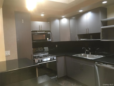 14-04 Michael Place unit 113 U, Bayside, NY 11360 - photo 2