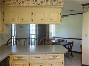 Kitchen showing eat-in area