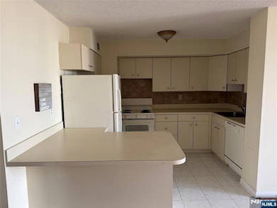 Hampshire House unit 7F, Fort Lee, NJ 07024 - photo 4