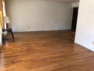 Beautiful hardwood floors in living/dining room L