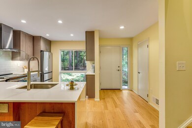 11529 Buttonwood Ct, Reston, VA 20191 - photo 2