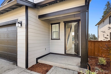 Nice covered front porch area to keep you dry in the winter