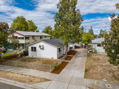 1036 W 12th St, Medford, OR 97501 - photo 5