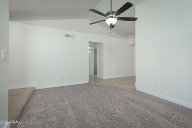 2842EIrwinAve005