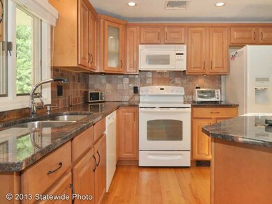 926 Middlebridge Rd, Wakefield, RI 02879 - photo 5