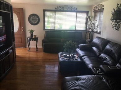 COZY WELL LIT LIVING ROOM