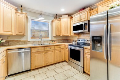 4000 N University-11