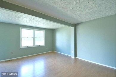 8152 Willowdale Ct, Springfield, VA 22153 - photo 4