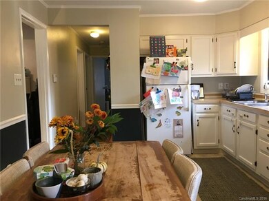 Eat-in kitchen