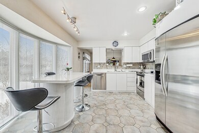 3423 Maple Leaf Dr, Glenview, IL 60026 - photo 4