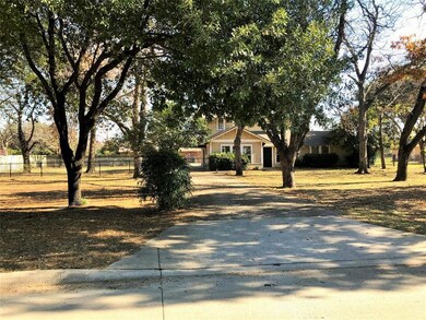 802 S Paris St, Ennis, TX 75119 - photo 2