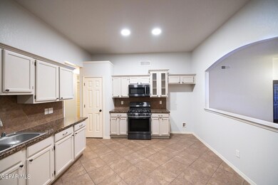 748 Desert Sage Dr, Horizon City, TX 79928 - photo 6