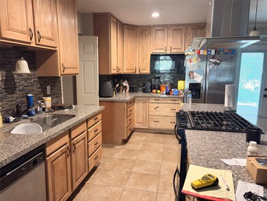 600 Travis Dr, Mineral Wells, TX 76067 - photo 2