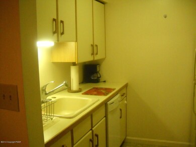 102 Village Dr, Stroudsburg, PA 18360 - photo 5