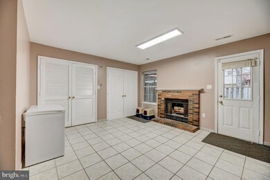 2496 Clover Field Cir, Herndon, VA 20171 - photo 4