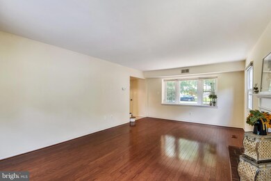 13124 Mercury Ln, Fairfax, VA 22033 - photo 3