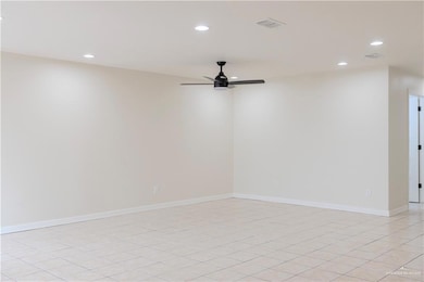 Additional Living Room area with Ceiling Fan