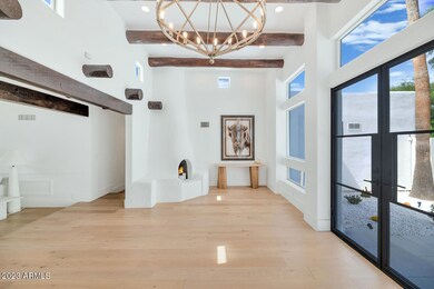 5215 N 45th Pl-large-007-036-TOD0858-150