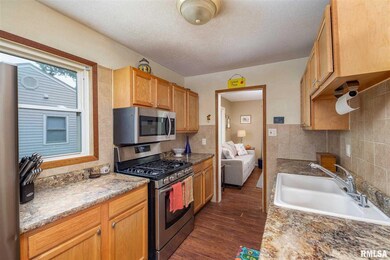 7314 Cedar St, Davenport, IA 52806 - photo 3