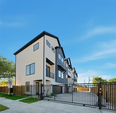 10929 Ivyridge Rd unit B, Houston, TX 77043 - photo 2