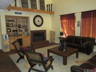 Family Room Spacious Cathedral Ceilings, Fireplace