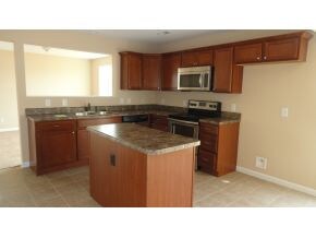 Open Kitchen w Island