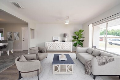 Living Room with Huge Window - 936 Tope