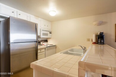 9_vail_23_interior_kitchen